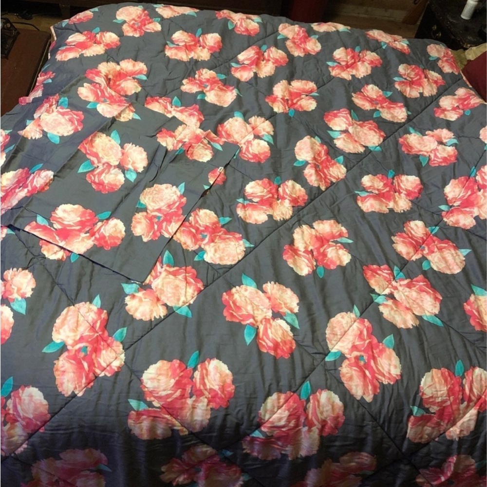 Victoria's Secret PINK floral twin reversible comforter set - Picture 3 of 7